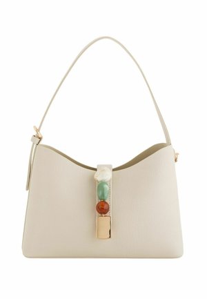 Beige strukturierte Handtasche mit einem einzelnen Riemen, versehen mit einer dekorativen vertikalen Reihe aus weißen, grünen und bernsteinfarbenen Steinen oberhalb eines goldenen rechteckigen Verschlusses.