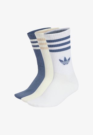 Tre paia di calzini sportivi fino a metà polpaccio nei colori blu, crema e bianco, ciascuno con due strisce e un logo trifoglio.