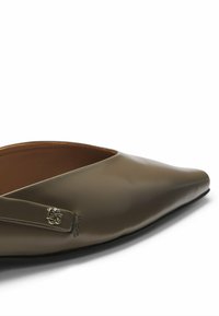 Pointed-toe flat in olive green leather with a glossy finish. Features a side cutout and small gold logo detailing on the strap.