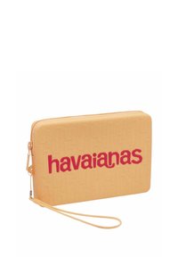 Sacca gialla con zip decorata con il logo "havaianas" in rosso, superficie testurizzata, forma rettangolare e cinturino per il polso per una maggiore portabilità.