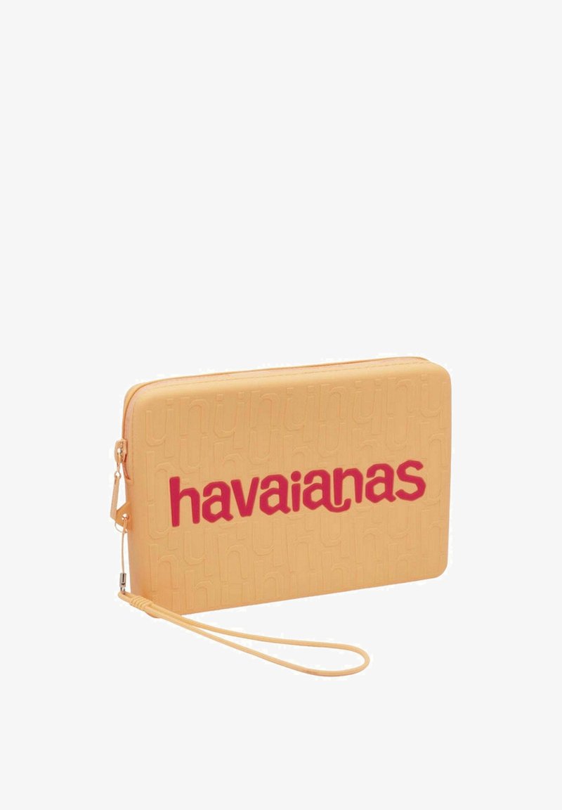 Sacca gialla con zip decorata con il logo "havaianas" in rosso, superficie testurizzata, forma rettangolare e cinturino per il polso per una maggiore portabilità.