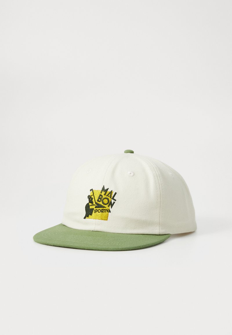 Baseball caps med en kremfarget krone og grønn skjerm. Har broderte gule og svarte logoer med "MALBON SPORTIVA." Teksturet bomullsmateriale.