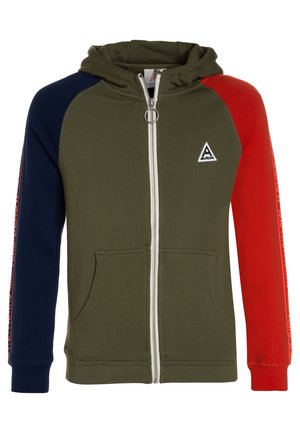Hoodie met een olijfgroen lichaam, navyblauwe linkermouw en rode rechtermouw. Voorzien van een rits aan de voorkant, twee zijzakken en een logodetail.