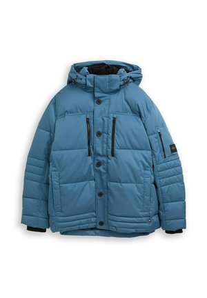 Polstret blå jakke med hætte, der har sorte lynlåslommer, knapper og ribbestrikkede manchetter. Glat tekstur med kviltet design.