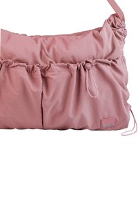 Rosa Nylon-Schultertasche mit geraffter Naht, zwei Fronttaschen, Kordelzugdetails und einem Logopatch in der unteren rechten Ecke.