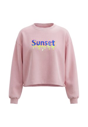 Lyserød langærmet sweatshirt med ribstrikkede manchetter og ordet "Sunset" i farverige, dryppende bogstaver tværs over brystet.