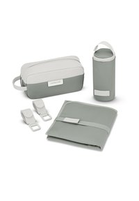 Set di quattro accessori grigi che comprende una pochette rettangolare, un portamatite cilindrico, una cartella e due cinghie; realizzati in tessuto testurizzato con dettagli lisci.