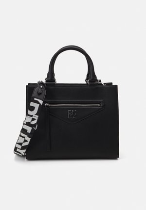 Schwarze strukturierte Handtasche mit oberen Griffen, Frontreißverschlusstasche, DKNY-Logo und abnehmbarem schwarz-weißem Marken-Schulterriemen.