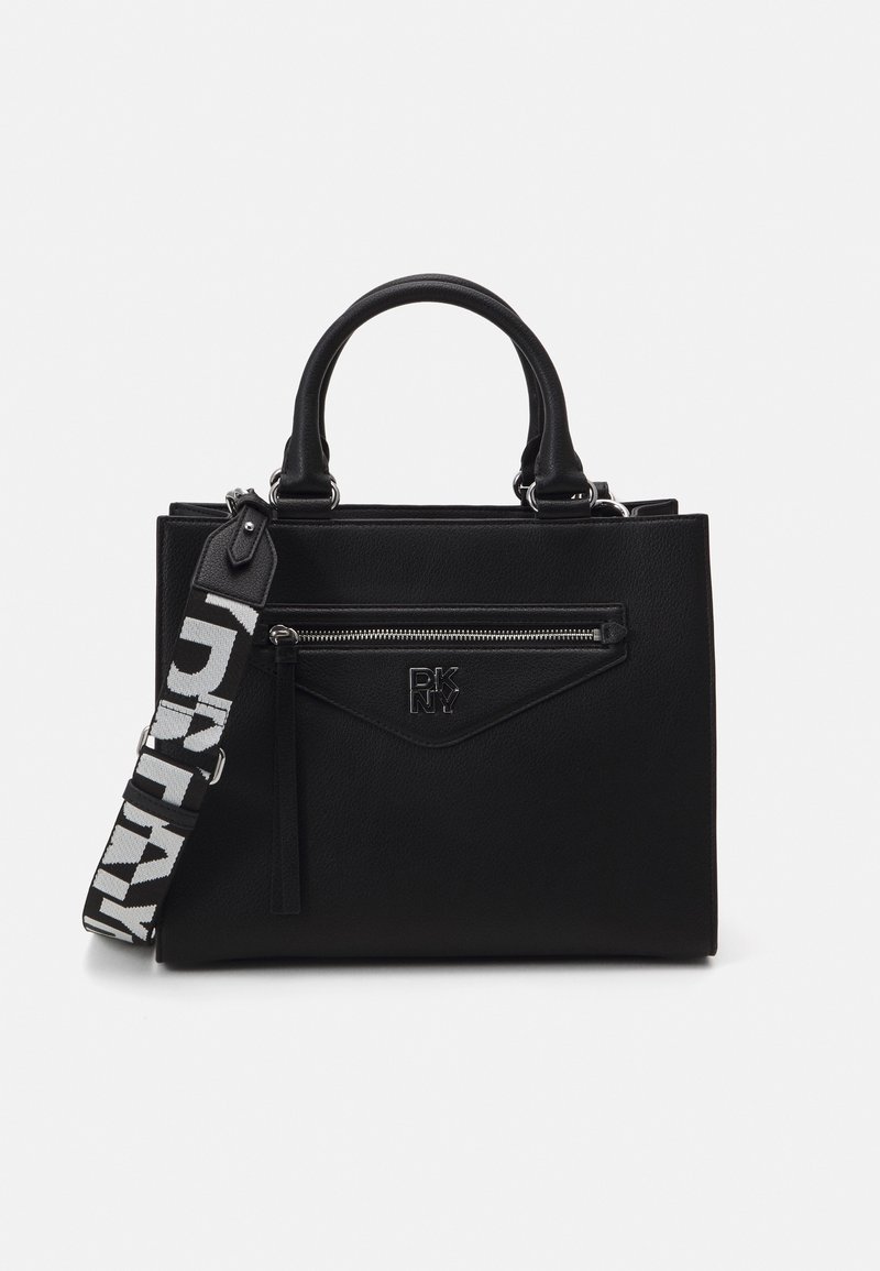 Sac à main structuré noir avec poignées supérieures, poche zippée avant, logo DKNY et bandoulière noire et blanche avec logo amovible.