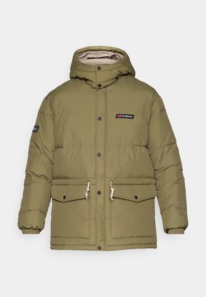 Olijfgroene pufferjack met een capuchon, twee voorzakken, elastische manchetten en contrasterende merklogo-patches op de borst en mouw.