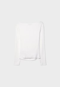 Hvid langærmet top lavet af blødt stof, med en bred halsudskæring og en rund kant med en let sænket ryg.