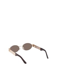 soikeat aurinkolasit, joissa on tummat linssit, kullanvärinen metallikehys ja kilpikonnakuosiset sivut. Selkeät nenätyynyt kiinnitettynä mukavuutta varten.