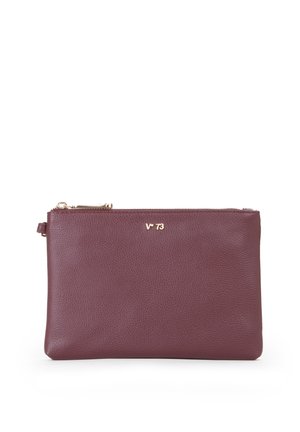 Piccola pochette rettangolare in pelle rosso scuro con cerniera dorata e piccolo logo dorato "V 73" in alto al centro.