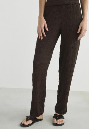 Next, REGULAR FIT - TEXTURED BARREL LEG TROUSERS - Bukser - chocolate brown