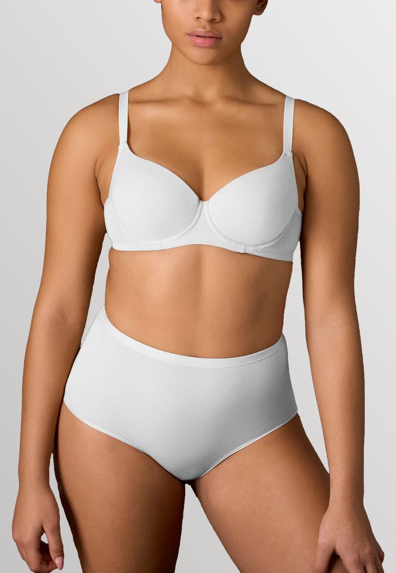 Bralette bianco con coppe lisce e moldabili e spalline regolabili, abbinato a slip bianchi alto in vita, entrambi realizzati in morbido e stretch tessuto.
