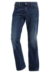 Jeans de mezclilla azul oscuro con corte recto, que presentan un ligero desvanecimiento, diseño de cinco bolsillos y presillas para cinturón. Estilo clásico con cremallera.