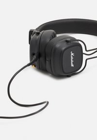 Črne over-ear slušalke s oblazinjenim trakovi za glavo, kvadratnimi ušesnimi čašami, spiralnim kablom in vidnim logotipom blagovne znamke na eni od ušesnih čaš.