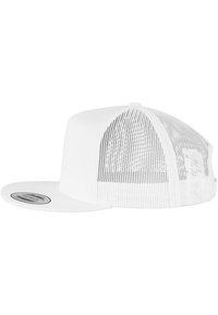 Bijela snapback kapa s čvrstim prednjim panelom i mrežastim stražnjim dijelom, koja sadrži zakrivljeni vizir i logo zakrpu sa strane.
