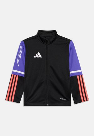 Veste de sport noire à fermeture éclair intégrale avec manches supérieures violettes, bandes orange sur les manches inférieures, logo Adidas blanc et texte "FSO" sur le bras gauche.