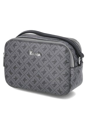 Trousse de toilette grise à motifs avec deux compartiments zippés, logo Koordek argenté sur le devant et sangle de transport noire.