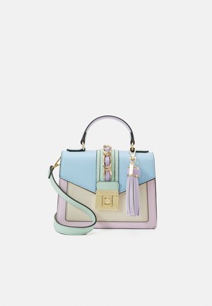 Petit sac à main pastel avec poignée supérieure, chaîne et serrure dorées, bandoulière amovible et pompon lavande sur le panneau avant.