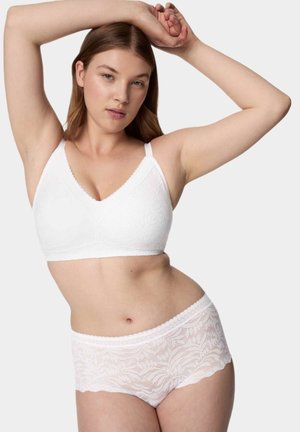 Witte kanten bralette met een V-halslijn en golvende randen, in combinatie met bijpassende witte kanten boyshorts met een bloemenpatroon en een gestructureerde band.