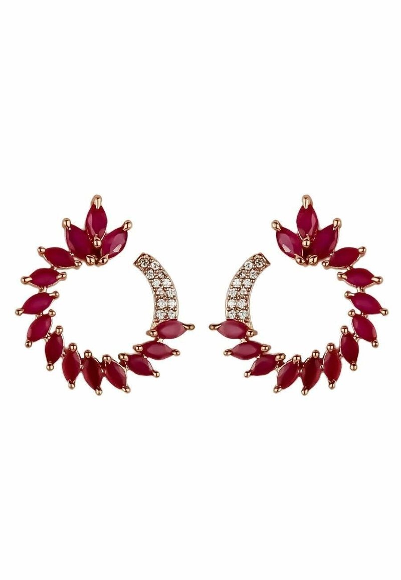 Boucles d’oreilles créoles en or avec des pierres rouges en forme de marquise disposées en spirale et petits cristaux clairs sur la courbe intérieure supérieure.