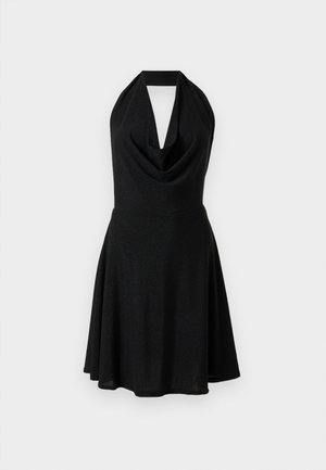 Abito nero con scollo a cowl, corpino aderente e gonna svasata. Realizzato in un tessuto lucido e testurizzato.