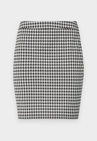 Svartvitt hundtandsmönstrat mini kjol med en figurnära design och mjuk textur. Har en slät midja högst upp.