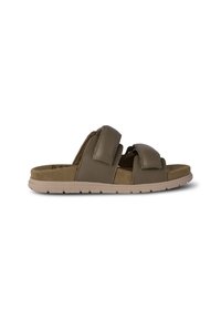 Bruna läderslide-sandaler med två breda remmar, mjuk mockafotbädd och beige gummisula, med en flexibel, texturerad yttersula.