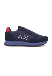Sneakers blu navy realizzati in suede e tessuto, con una suola intermedia viola, un accento rosso sul tallone e un logo geometrico di lato.
