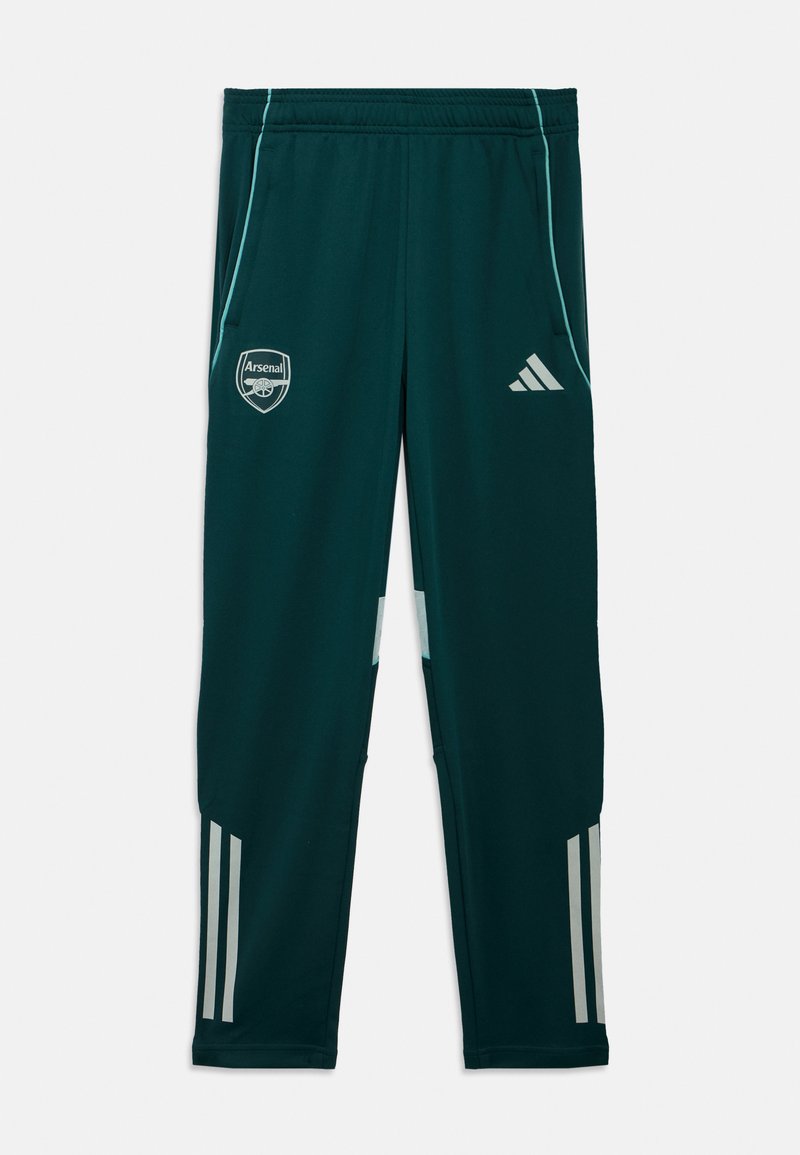 Pantalones de entrenamiento verdes hechos de material sintético. Presentan el logo del Arsenal, el logo de Adidas, acentos en azul claro y tres franjas blancas cerca de los tobillos.