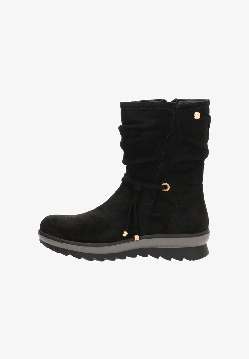 Botín de ante negro con un diseño arrugado, suela gris, herrajes dorados decorativos y detalles de encaje para un ajuste ajustable.