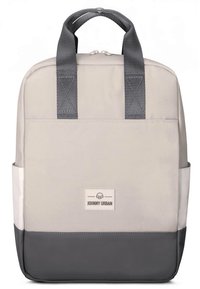 Zaino bicolore grigio e beige in tessuto, con maniglia superiore e spallacci regolabili. Presenta una piccola etichetta con logo frontale e tasche laterali.