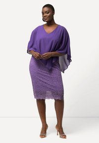 Robe violette avec un décolleté en V, des manches transparentes en cape et un bas en dentelle texturée avec un ourlet en vagues. Tissu lisse avec un design élégant.