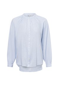 Camicia button-up azzurro chiaro con maniche lunghe, collo rotondo, dettaglio arricciato sulla spalla e orlo leggermente curvo. Tessuto morbido e testurizzato.
