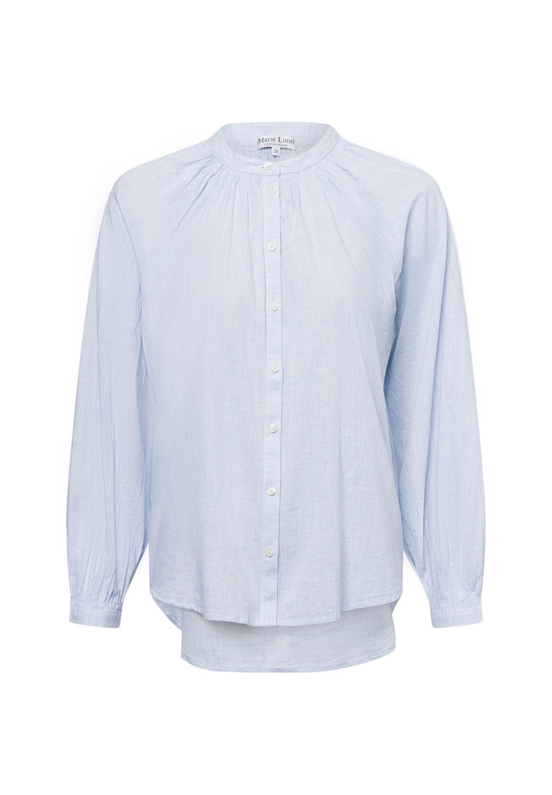 Camicia button-up azzurro chiaro con maniche lunghe, collo rotondo, dettaglio arricciato sulla spalla e orlo leggermente curvo. Tessuto morbido e testurizzato.