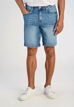 Hellblaue Denim-Shorts mit regular Fit, fünf Taschen und Knopfverschluss. Getragen mit weißen Sneakers und einem schlichten weißen T-Shirt.