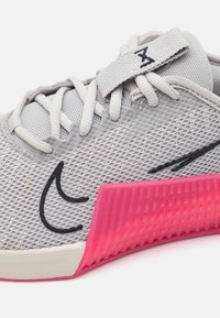 Nike Performance METCON 9 EASYON - Træningssko - dark grey/pink