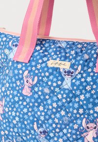 Μπλε τσάντα ώμου με ραμμένη υφή και ροζ ριγωτές λαβές. Διακοσμημένη με χαρακτήρες κινουμένων σχεδίων και λουλουδένια σχέδια. Κλείνει με φερμουάρ και διαθέτει ετικέτα.