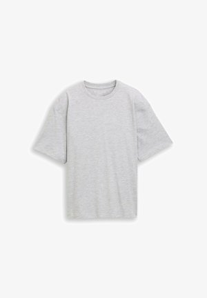Jasnoszary t-shirt z krótkim rękawem i okrągłym dekoltem, o luźnym kroju, pokazany na płasko na białym tle.