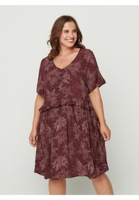 Robe bordeaux à manches courtes avec un décolleté en V, des boutonnières, et une couche froncée à la taille, ornée d'un motif floral en teintes plus claires.