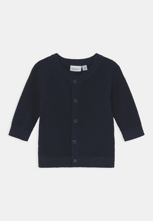 Marineblauer gestrickter Baby-Cardigan mit langen Ärmeln, fünf Knöpfen vorne sowie gerippten Bündchen und Saum.