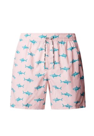 Bañador corto rosa con estampados de tiburones azules y un cordón blanco con texto negro en la cintura, mostrado sobre un fondo blanco.