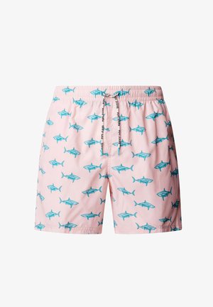 Bañador corto rosa con estampados de tiburones azules y un cordón blanco con texto negro en la cintura, mostrado sobre un fondo blanco.