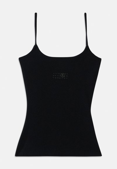 Débardeur noir ajusté avec des bretelles fines, fabriqué en tissu côtelé. Présente un design de logo discret à l'avant. Texture lisse et silhouette élégante.