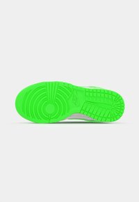 Zöld gumibakancs talp, textúrált tapadási mintázattal, középen kiemelkedő körformával és a Nike logójával.