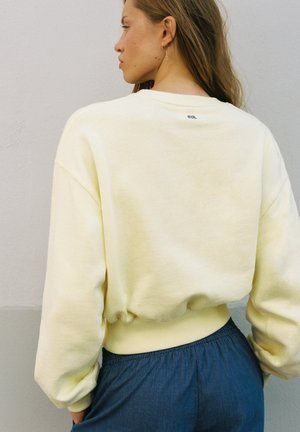 PULL&BEAR, ROUND NECK - SWEATSHIRT - Sweatshirt - light yellow