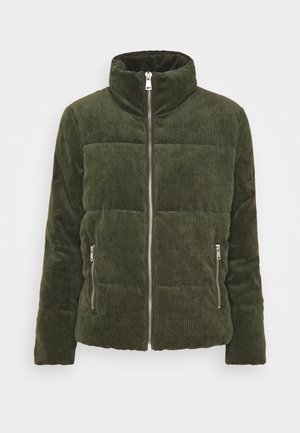 Donkergroene corduroy gewatteerde jas met hoge kraag, rits aan de voorkant en twee ritssluitingen aan de zijkanten, weergegeven op een witte achtergrond.