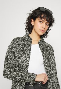 KnowledgeCotton Apparel JUNIPER PATCH POCKET - Blusa com botões - black jet